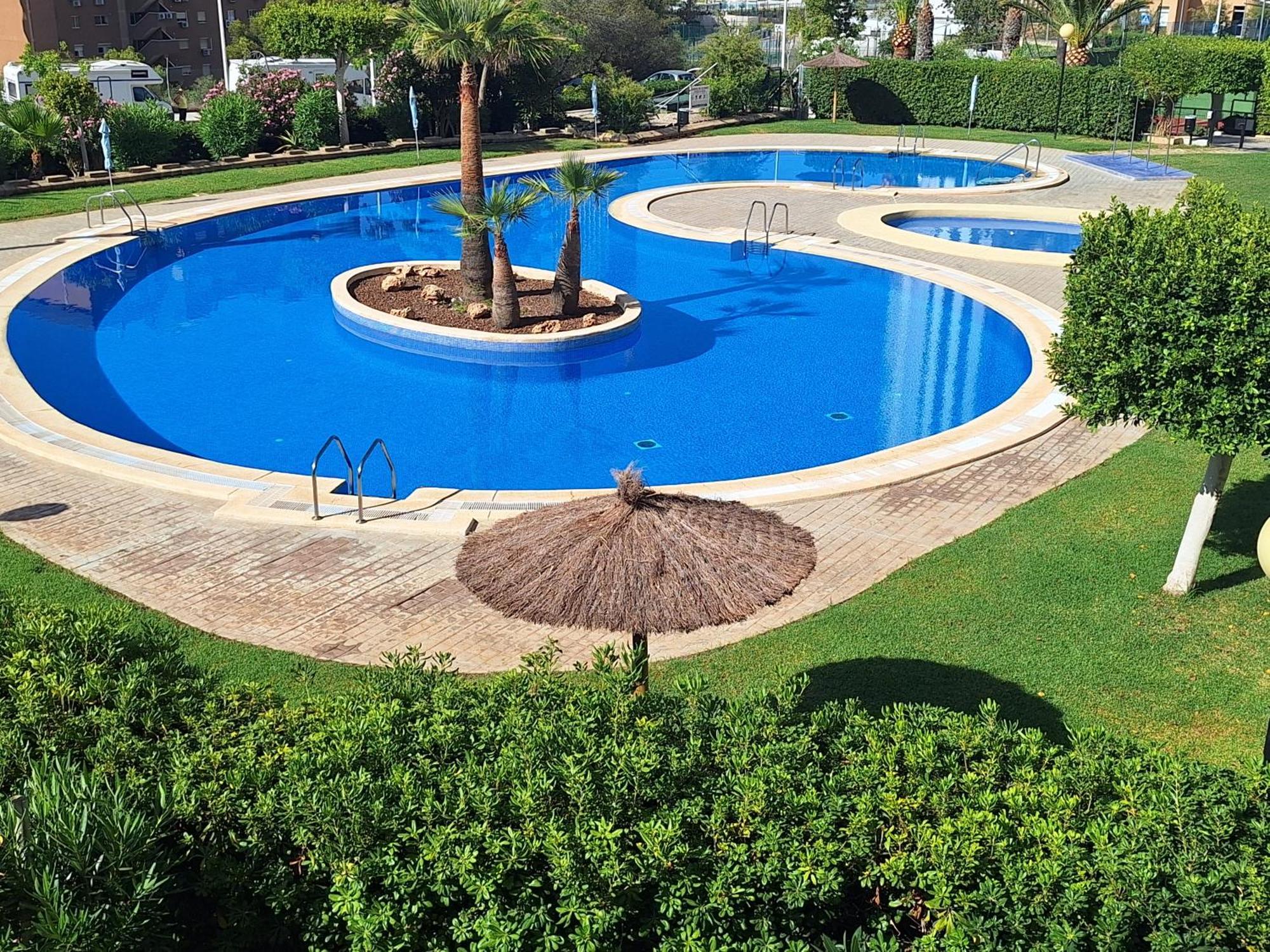 Marinas, Muy Amplio Cerca De Playa Poniente