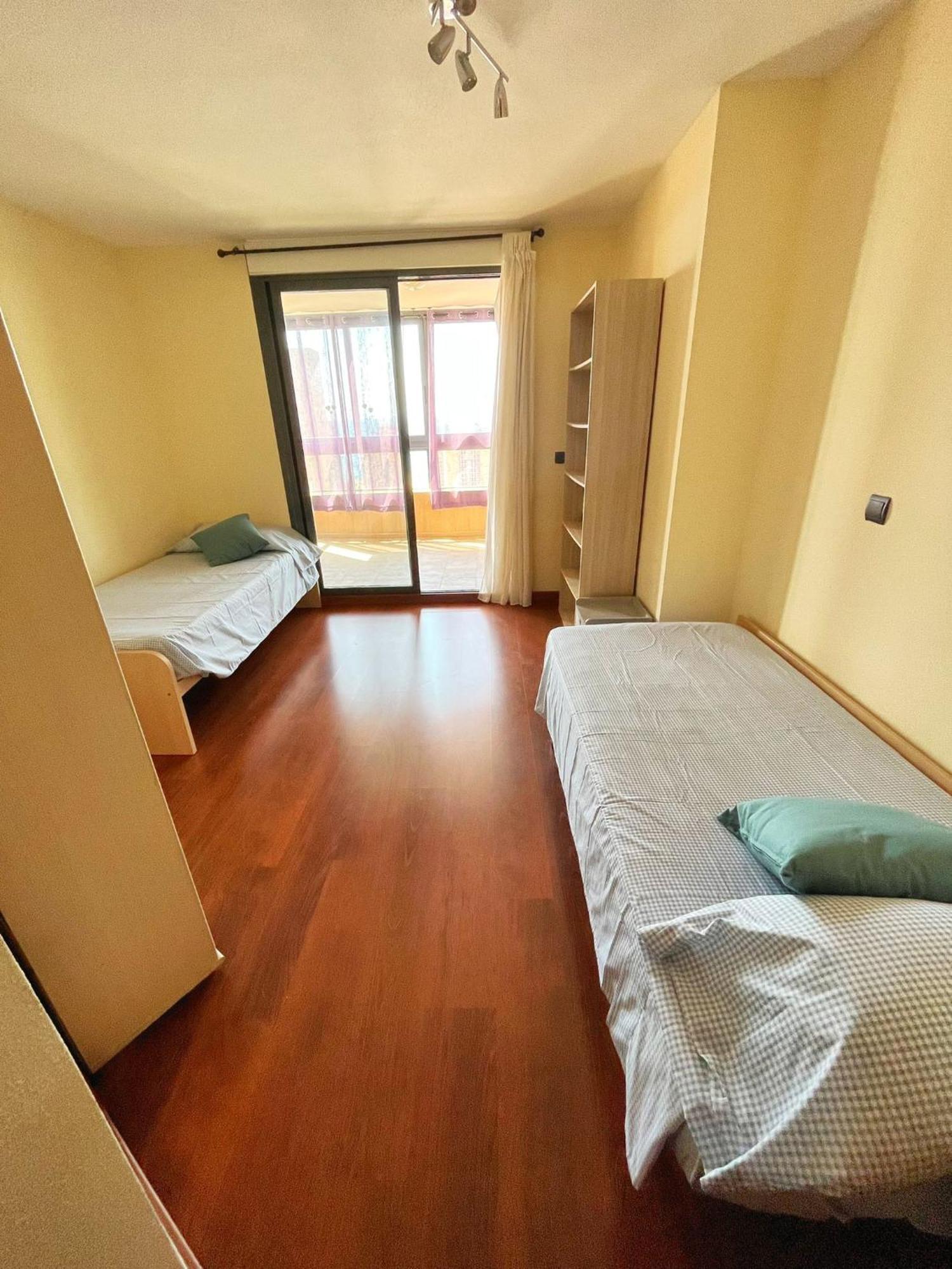 Marinas, Muy Amplio Cerca De Playa Poniente Apartment